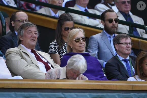 Stephen Fry devant Pippa Middleton et son frère James Middleton le 9 juillet 2015 à Wimbledon, à Londres.