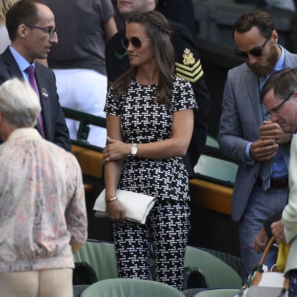 Pippa Middleton et son frère James Middleton assistaient le 9 juillet 2015 aux demi-finales du tableau féminin du tournoi de Wimbledon, à Londres.