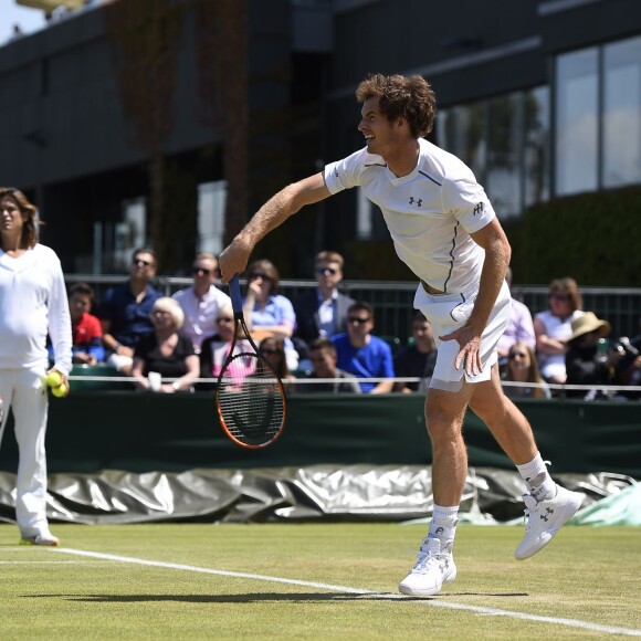 Amélie Mauresmo, enceinte, à l'entraînement avec Andy Murray le 9 juillet 2015 à Wimbledon à la veille de la demi-finale de l'Ecossais contre Roger Federer.