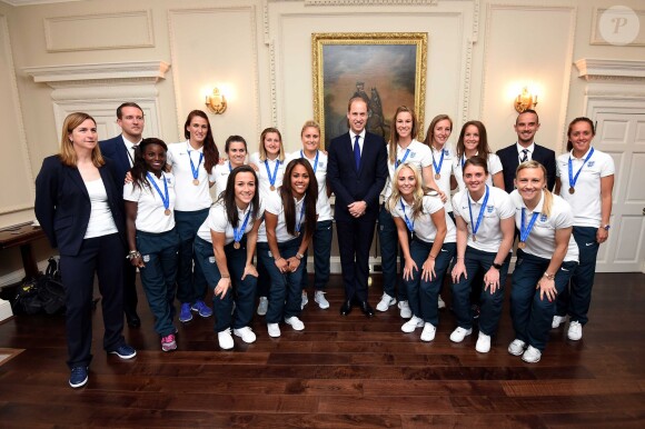 Le prince William recevait le 9 juillet 2015 les Lionnes de l'équipe de foot d'Angleterre à petit-déjeuner au palais de Kensington, après leur médaille de bronze à la Coupe du monde.