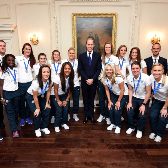 Le prince William recevait le 9 juillet 2015 les Lionnes de l'équipe de foot d'Angleterre à petit-déjeuner au palais de Kensington, après leur médaille de bronze à la Coupe du monde.