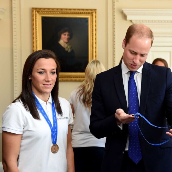 Le prince William recevait le 9 juillet 2015 les Lionnes de l'équipe de foot d'Angleterre à petit-déjeuner au palais de Kensington, après leur médaille de bronze à la Coupe du monde.