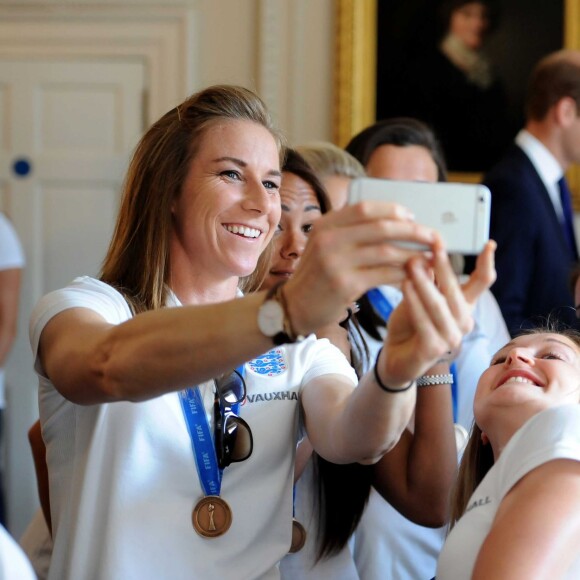 Le prince William recevait le 9 juillet 2015 les Lionnes de l'équipe de foot d'Angleterre à petit-déjeuner au palais de Kensington, après leur médaille de bronze à la Coupe du monde.