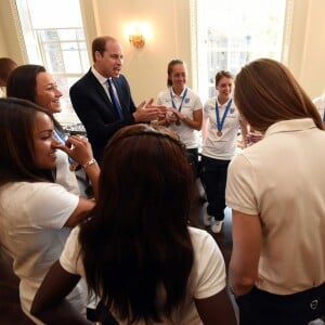 Le prince William recevait le 9 juillet 2015 les Lionnes de l'équipe de foot d'Angleterre à petit-déjeuner au palais de Kensington, après leur médaille de bronze à la Coupe du monde.