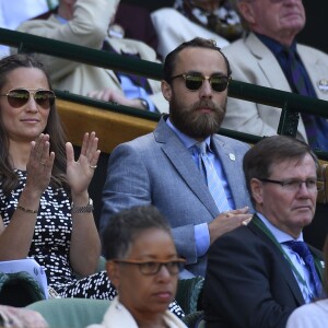 Pippa Middleton et son frère James Middleton assistaient le 9 juillet 2015 aux demi-finales du tableau féminin du tournoi de Wimbledon, à Londres.