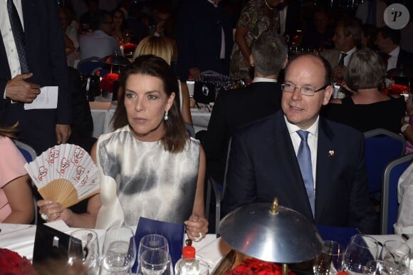 Le princesse Caroline de Hanovre et le prince Albert II de Monaco le 10 juillet 2015 dans la Salle des Etoiles au Sporting de Monte-Carlo lors du gala annuel au profit de l'association Fight Aids Monaco, présidée par la princesse Stéphanie de Monaco.