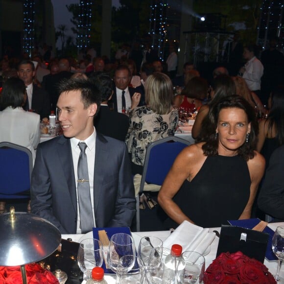Louis Ducruet avec sa mère la princesse Stéphanie de Monaco le 10 juillet 2015 dans la Salle des Etoiles au Sporting de Monte-Carlo lors du gala annuel au profit de l'association Fight Aids Monaco, présidée par la princesse Stéphanie de Monaco.