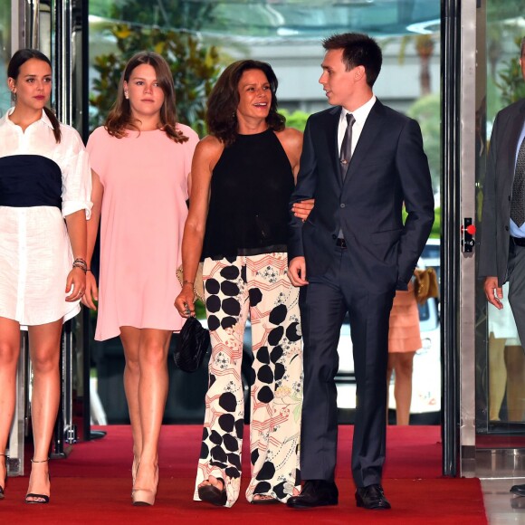 La princesse Stéphanie de Monaco avec ses enfants Pauline Ducruet, Camille Gottlieb et Louis Ducruet à leur arrivée le 10 juillet 2015 au Sporting de Monte-Carlo lors du gala annuel au profit de l'association Fight Aids Monaco, présidée par la princesse Stéphanie de Monaco.