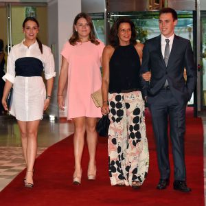 La princesse Stéphanie de Monaco avec ses enfants Pauline Ducruet, Camille Gottlieb et Louis Ducruet à leur arrivée le 10 juillet 2015 au Sporting de Monte-Carlo lors du gala annuel au profit de l'association Fight Aids Monaco, présidée par la princesse Stéphanie de Monaco.