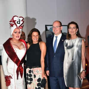 La princesse Stéphanie de Monaco, le prince Albert II de Monaco, la princesse Caroline de Hanovre le 10 juillet 2015 au Sporting de Monte-Carlo lors du gala annuel au profit de l'association Fight Aids Monaco, présidée par la princesse Stéphanie de Monaco.