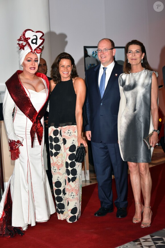 La princesse Stéphanie de Monaco, le prince Albert II de Monaco, la princesse Caroline de Hanovre le 10 juillet 2015 au Sporting de Monte-Carlo lors du gala annuel au profit de l'association Fight Aids Monaco, présidée par la princesse Stéphanie de Monaco.