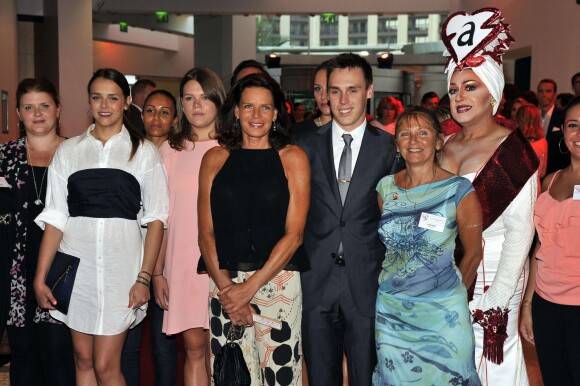 La princesse Stéphanie de Monaco avec ses enfants Pauline Ducruet, Camille Gottlieb et Louis Ducruet, entourés d'artistes et d'invités à leur arrivée le 10 juillet 2015 au Sporting de Monte-Carlo lors du gala annuel au profit de l'association Fight Aids Monaco, présidée par la princesse Stéphanie de Monaco.