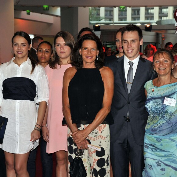 La princesse Stéphanie de Monaco avec ses enfants Pauline Ducruet, Camille Gottlieb et Louis Ducruet, entourés d'artistes et d'invités à leur arrivée le 10 juillet 2015 au Sporting de Monte-Carlo lors du gala annuel au profit de l'association Fight Aids Monaco, présidée par la princesse Stéphanie de Monaco.