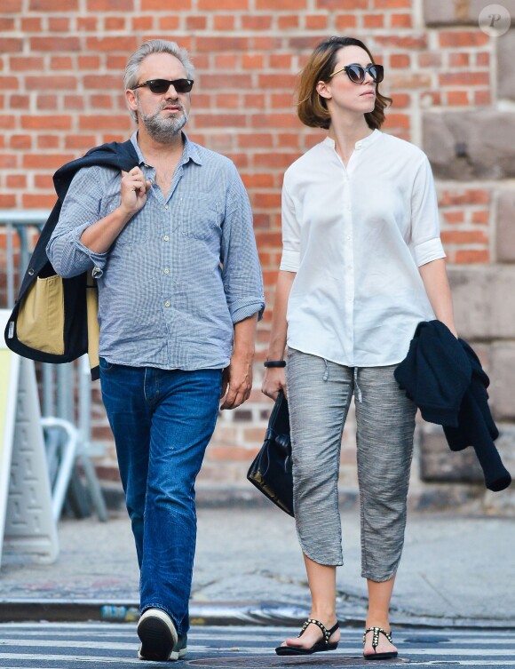 Sam Mendes et sa petite-amie Rebecca Hall se promenent a New York, le 18 aout 2013.  