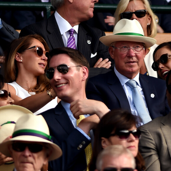 Thierry Henry et sa compagne enceinte Andrea Rajacic au côté de Sir Alex Ferguson lors des demi-finales hommes du tournoi de Wimbledon au All England Lawn Tennis and Croquet Club, à Londres le 10 juillet 2015