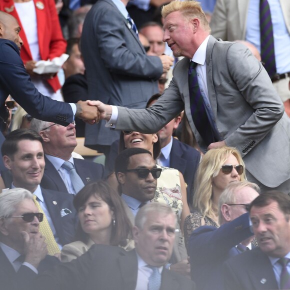Thierry Henry et sa compagne enceinte Andrea Rajacic avec Boris Becker lors des demi-finales hommes du tournoi de Wimbledon au All England Lawn Tennis and Croquet Club, à Londres le 10 juillet 2015