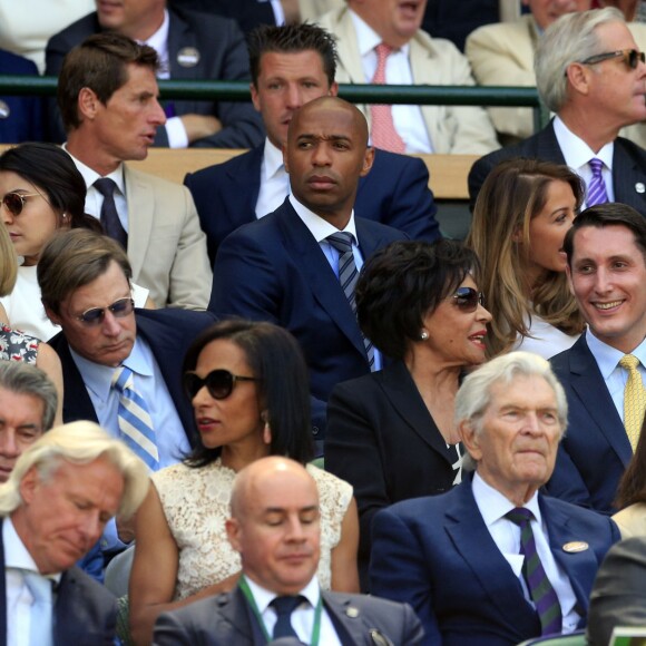 Thierry Henry et sa compagne enceinte Andrea Rajacic lors des demi-finales hommes du tournoi de Wimbledon au All England Lawn Tennis and Croquet Club, à Londres le 10 juillet 2015
