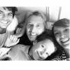 Nina de Caunes poste une photo de sa famille avec notamment son grand-père Antoine de Caunes (photo postée le 10 juillet 2015)
