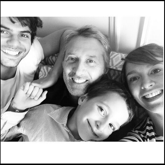 Nina de Caunes poste une photo de sa famille avec notamment son grand-père Antoine de Caunes (photo postée le 10 juillet 2015)