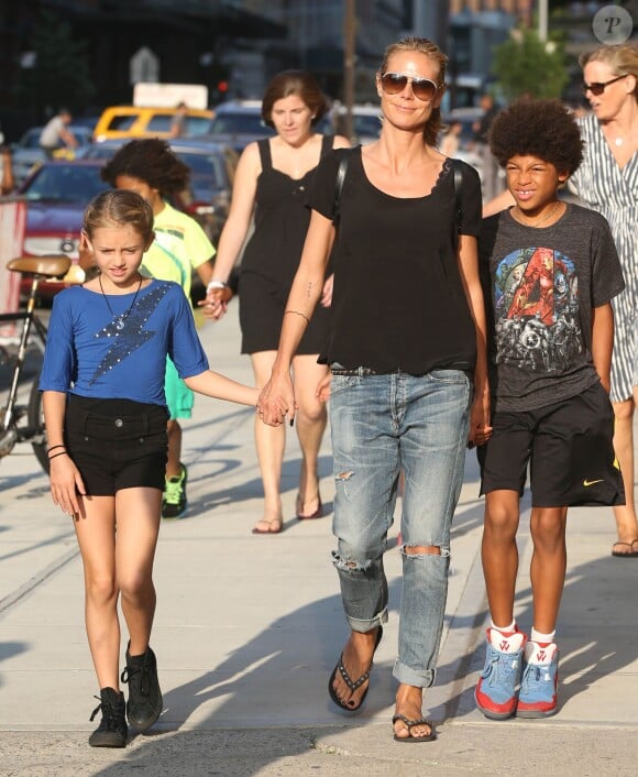 Heidi Klum se promène avec ses enfants Lou, Leni et Johan dans les rues de New York, le 9 juin 2015