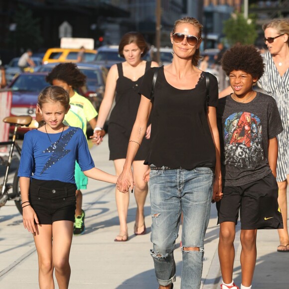 Heidi Klum se promène avec ses enfants Lou, Leni et Johan dans les rues de New York, le 9 juin 2015