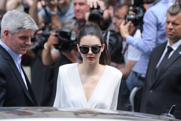 Kendall Jenner quitte le Grand Palais à l'issue du défilé Chanel haute couture (collection automne-hiver 2015-2016). Paris, le 7 juillet 2015.