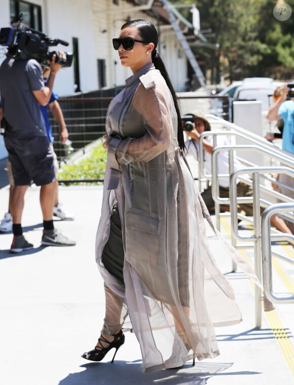 Kim Kardashian, enceinte de son deuxième enfant, arrive au restaurant Hugo's à Ahoura Hills, le 14 juillet 2015.