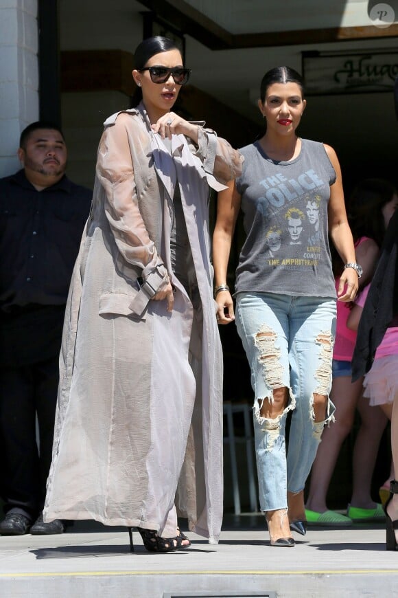 Kim et Kourtney Kardashian quittent le restaurant Hugo's à Ahoura Hills, le 14 juillet 2015.