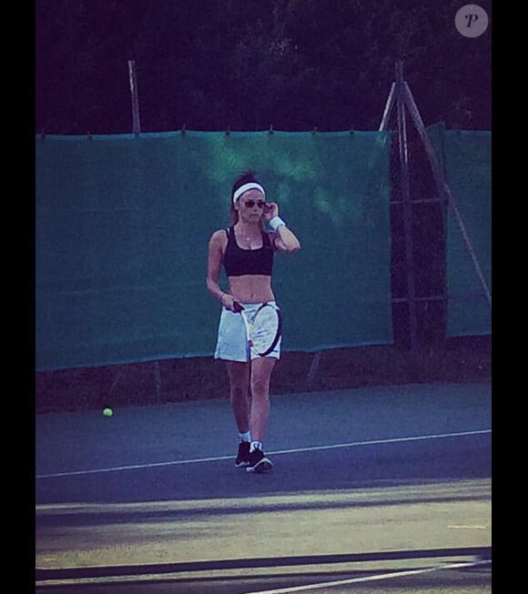 Capucine Anav a posté des photos de son séjour dans le sud de la France. Comme l'indique le magazine Public, Louis Sarkozy et elle ont joué au tennis ensemble. Juillet 2015.