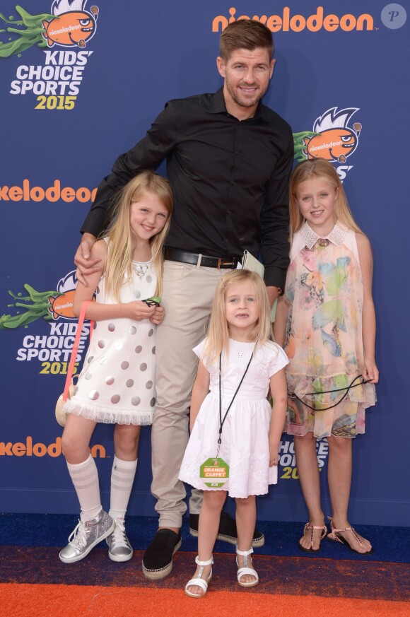 Steven Gerrard était sur le tapis rouge des Kids' Choice Awards avec ses trois filles Lilly-Ella, Lexie et Lourdes, au UCLA's Pauley Pavilion de Los Angeles, le 16 juillet 2015