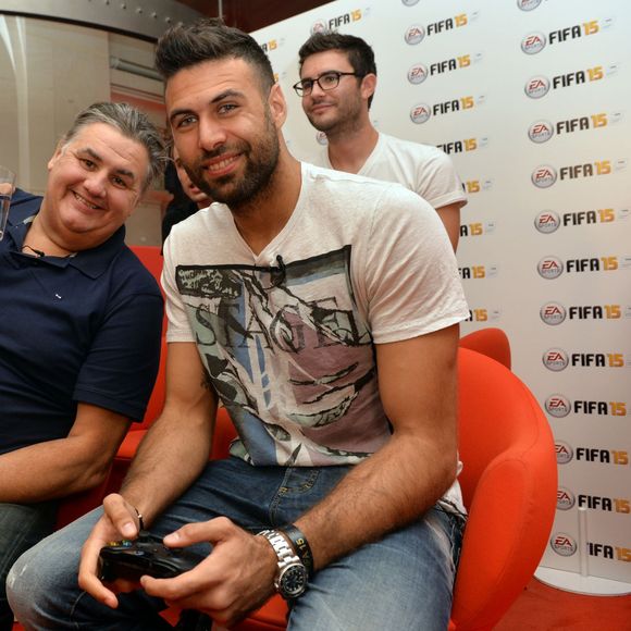 Pierre Ménès et Salvatore Sirigu lors de la soirée de lancement du jeu vidéo "FIFA 2015" à l'Opéra Garnier Restaurant, à Paris le 22 septembre 2014