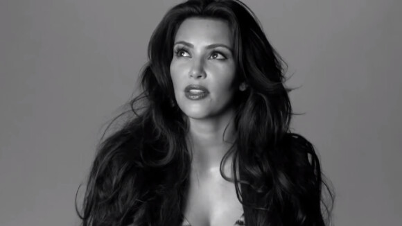 Kim Kardashian raconte son histoire d'amour avec la mode dans la série Screen Tests du magazine W. Octobre 2010.