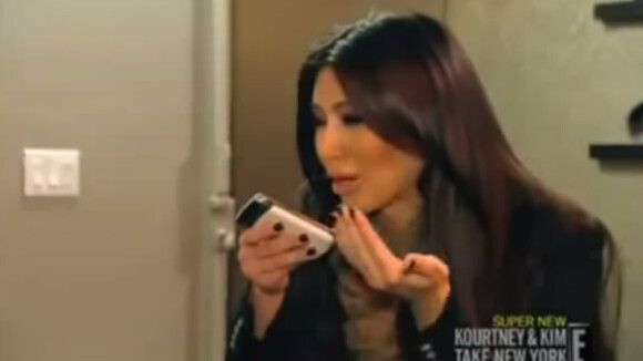 Kim Kardashian fond en larmes dans un épisode de l'émission "Kourtney and Kim take New York" suite à la publication de ses photos pour le magazine W.