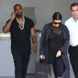Exclusif - Kim Kardashian, enceinte, quitte le magasin Maxfield avec son mari Kanye West. Malibu, le 5 juillet 2015.