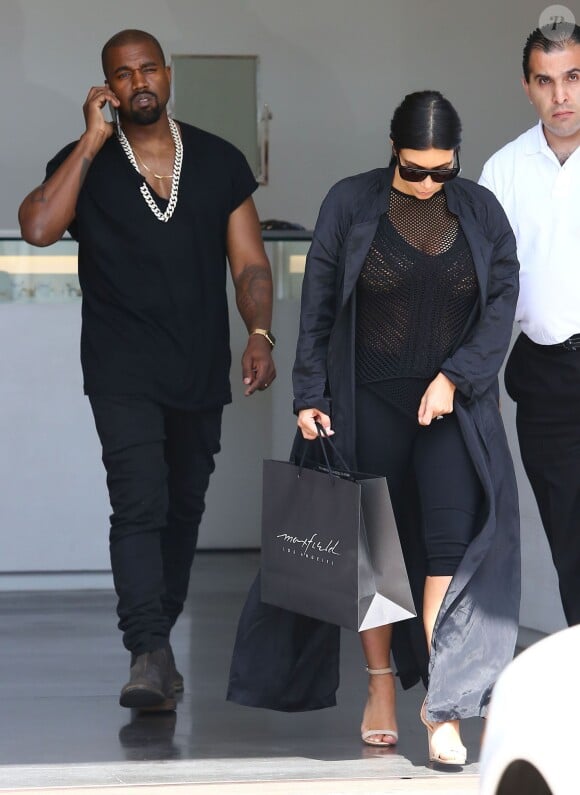 Exclusif - Kim Kardashian, enceinte, quitte le magasin Maxfield avec son mari Kanye West. Malibu, le 5 juillet 2015.