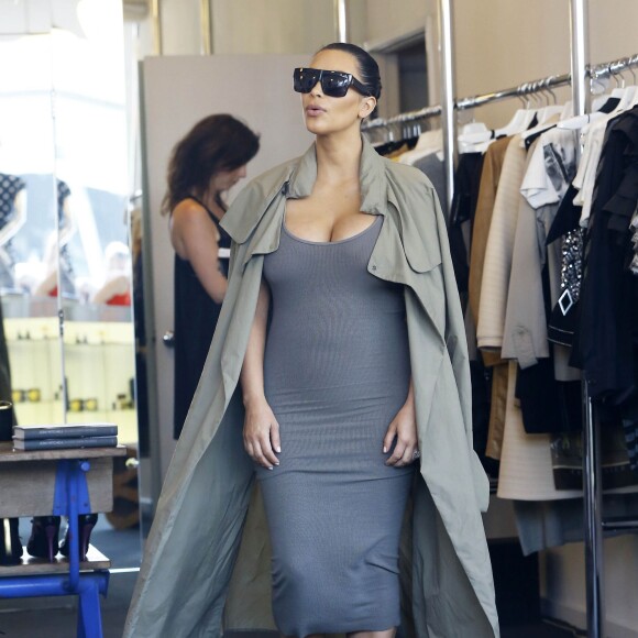 Kim Kardashian, enceinte, fait du shopping à West Hollywood, le 16 juillet 2015.