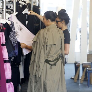 Kim Kardashian, enceinte, fait du shopping à West Hollywood, le 16 juillet 2015.