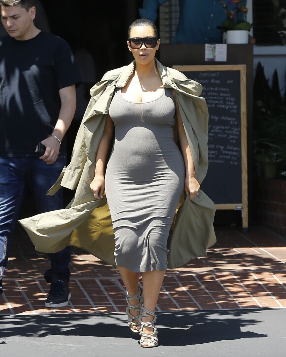 Kim Kardashian, enceinte et stylée à West Hollywood, le 16 juillet 2015.