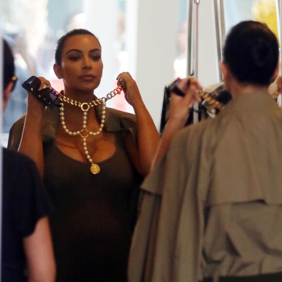 Kim Kardashian, enceinte, fait du shopping à West Hollywood, le 16 juillet 2015.