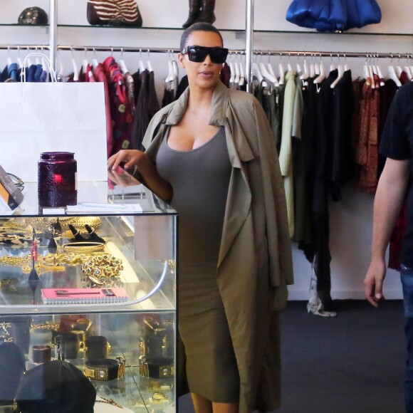 Kim Kardashian, enceinte, fait du shopping à West Hollywood, le 16 juillet 2015.