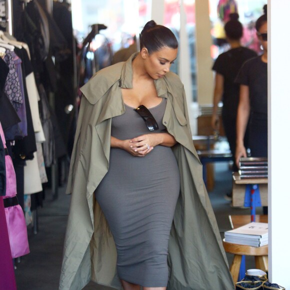 Kim Kardashian, enceinte, fait du shopping à West Hollywood. Los Angeles, le 16 juillet 2015.