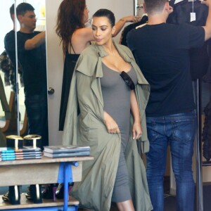 Kim Kardashian, enceinte, fait du shopping à West Hollywood. Los Angeles, le 16 juillet 2015.
