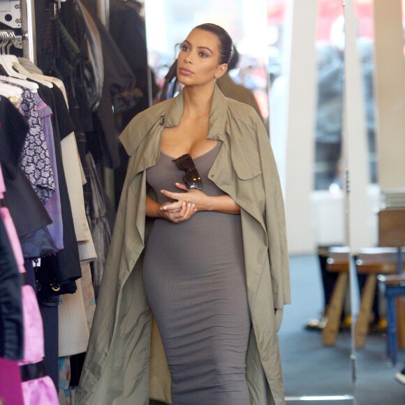 Kim Kardashian, enceinte, fait du shopping à West Hollywood. Los Angeles, le 16 juillet 2015.