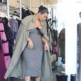 Kim Kardashian, enceinte, fait du shopping à West Hollywood. Los Angeles, le 16 juillet 2015.