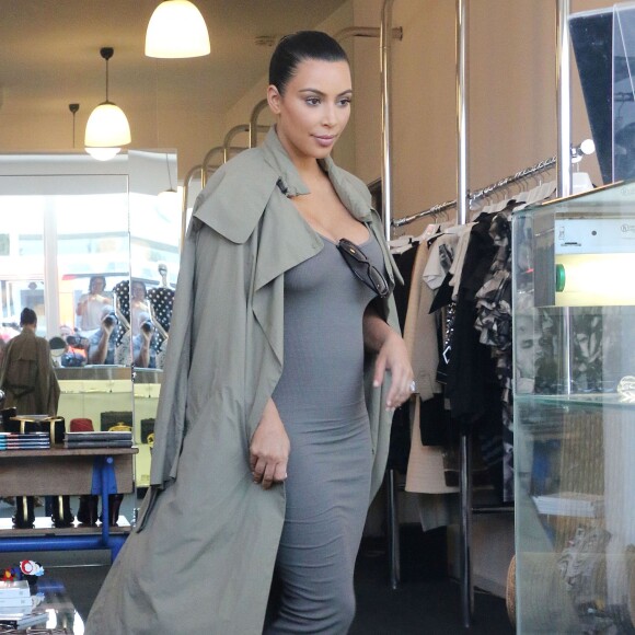 Kim Kardashian, enceinte, fait du shopping à West Hollywood. Los Angeles, le 16 juillet 2015.