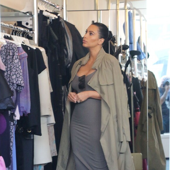 Kim Kardashian, enceinte, fait du shopping à West Hollywood. Los Angeles, le 16 juillet 2015.