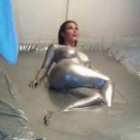 Kim Kardashian : Toute nue pour un bain de peinture, souvenir d'un shooting sexy