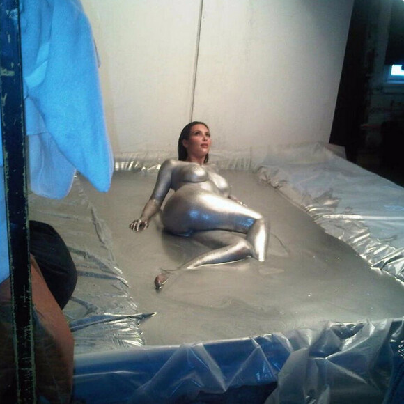Kim Kardashian dans les coulisses de son shooting pour le magazine W. Photo publiée le 17 juillet 2015.
