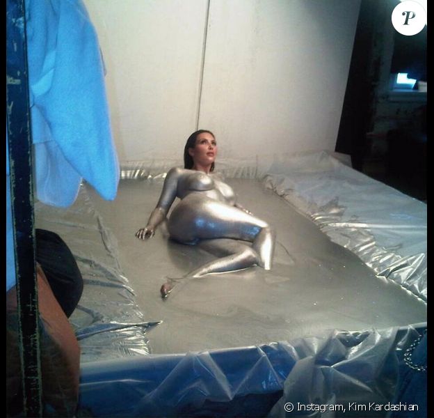 Kim Kardashian dans les coulisses de son shooting pour le magazine W. Photo publiée le 17 juillet 2015.