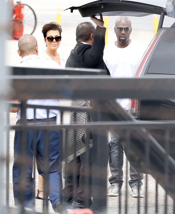 Kris Jenner et son compagnon Corey Gamble prennent un jet privé à l'aéroport de Burbank, le 18 juillet 2015.